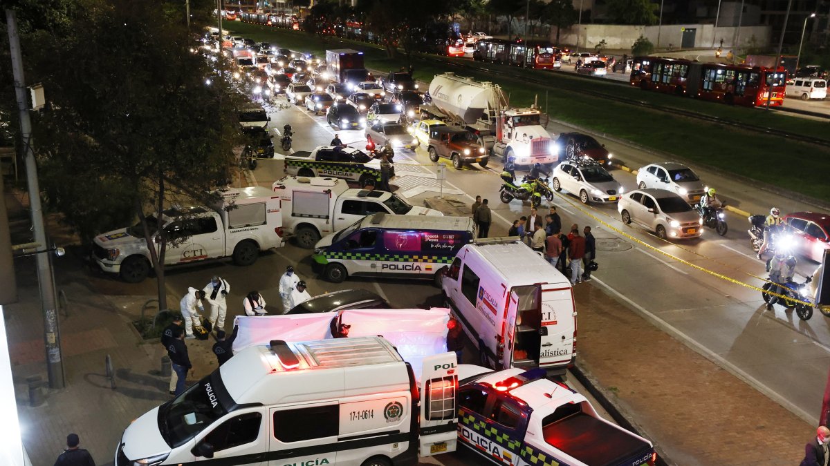 Agentes de la Fiscalía investigan la zona donde el director de la cárcel La Modelo de Bogotá, el coronel retirado de la Policía Élmer Fernández, fue asesinado este jueves.