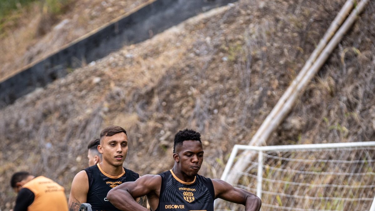 Djorkaeff Reasco se ejercita durante una práctica torera.