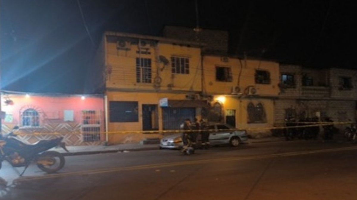 Lugar. Víctimas se movilizaban en este auto. Policía recogió evidencias.