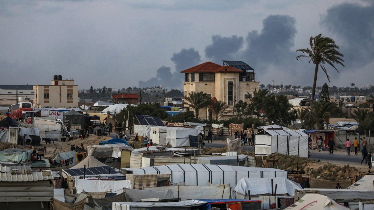 Palestinos caminan entre refugios improvisados ​​en un nuevo campamento para desplazados internos, después de que el ejército israelí les pidiera evacuar la ciudad de Rafah, al oeste de Jan Yunis.