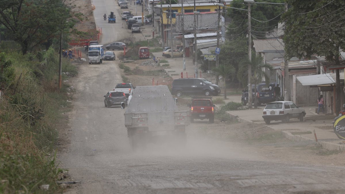 1. Tránsito. Pese al mal estado de la vía, a diario pasan miles de carros por el sector. Varios testigos comentan que se reportan choques por lo angosto y el mal estado de las vías.