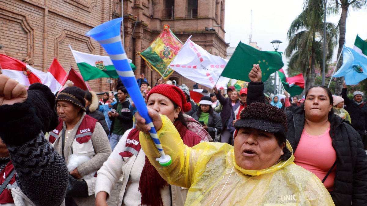 Medida.- Comerciantes gritan consignas en una protesta por la escasez de dólares en el territorio boliviano, en Santa Cruz (Bolivia).
