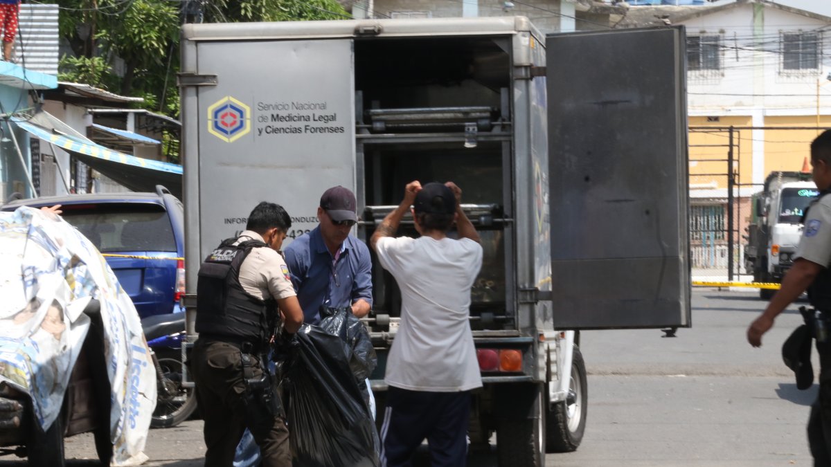 Panorama. Celestino Tigrero se lamenta mientras ve subir el cuerpo de su hijo Justin Alexander al carro de Medicina Legal, la mañana de ayer