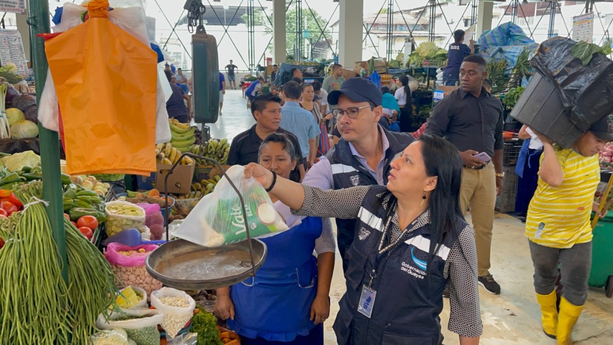 Operativo.- Las autoridades analizan que las balanzas del mercado no estén alteradas.