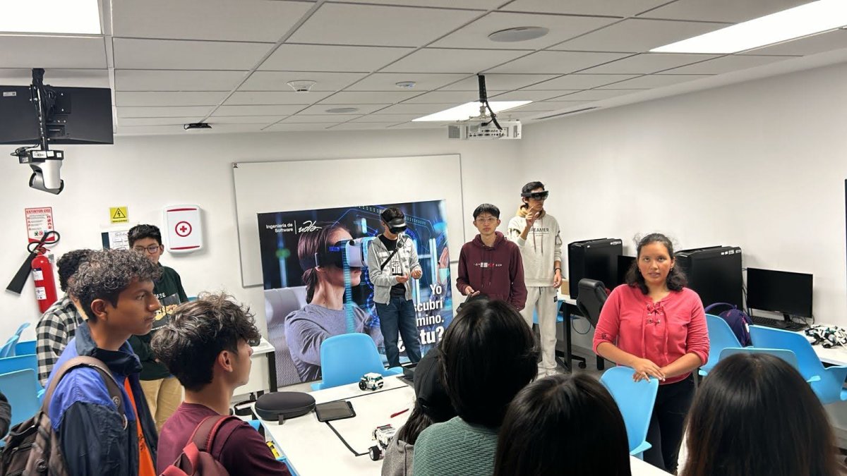 Aprendizaje. Estudiantes de la licenciatura de Software aprenden con tecnología de punta, y ponen a prueba su conocimiento