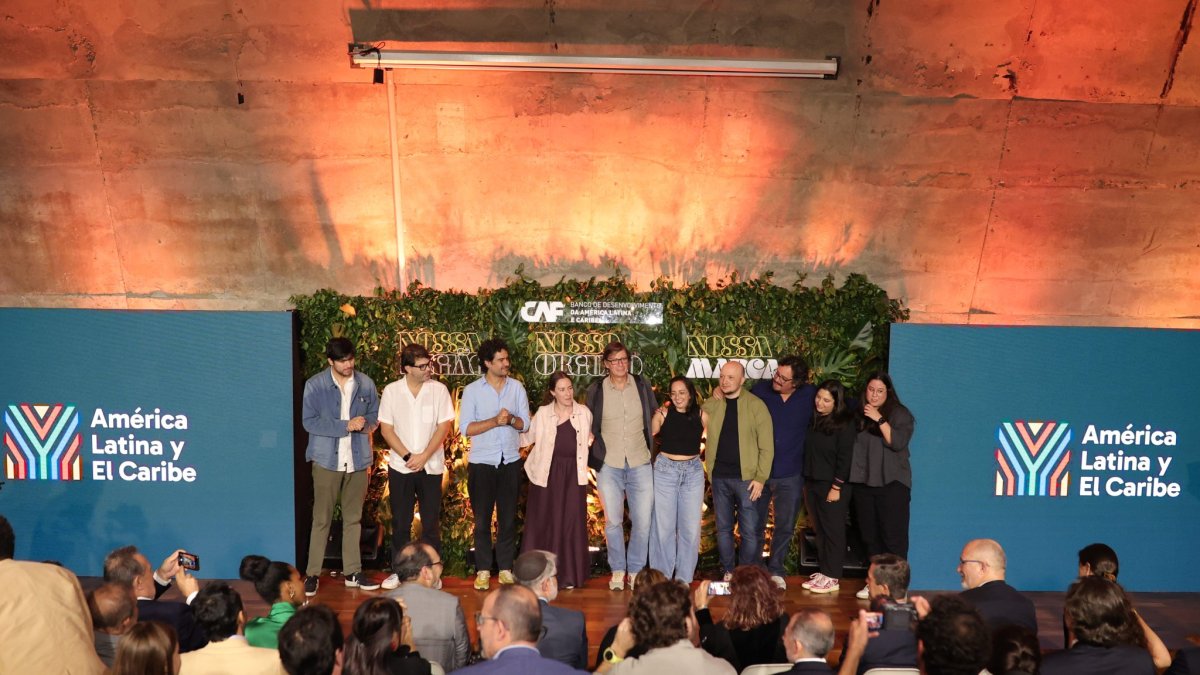 Finalistas. Los 5 mejores equipos del concurso en escenario.