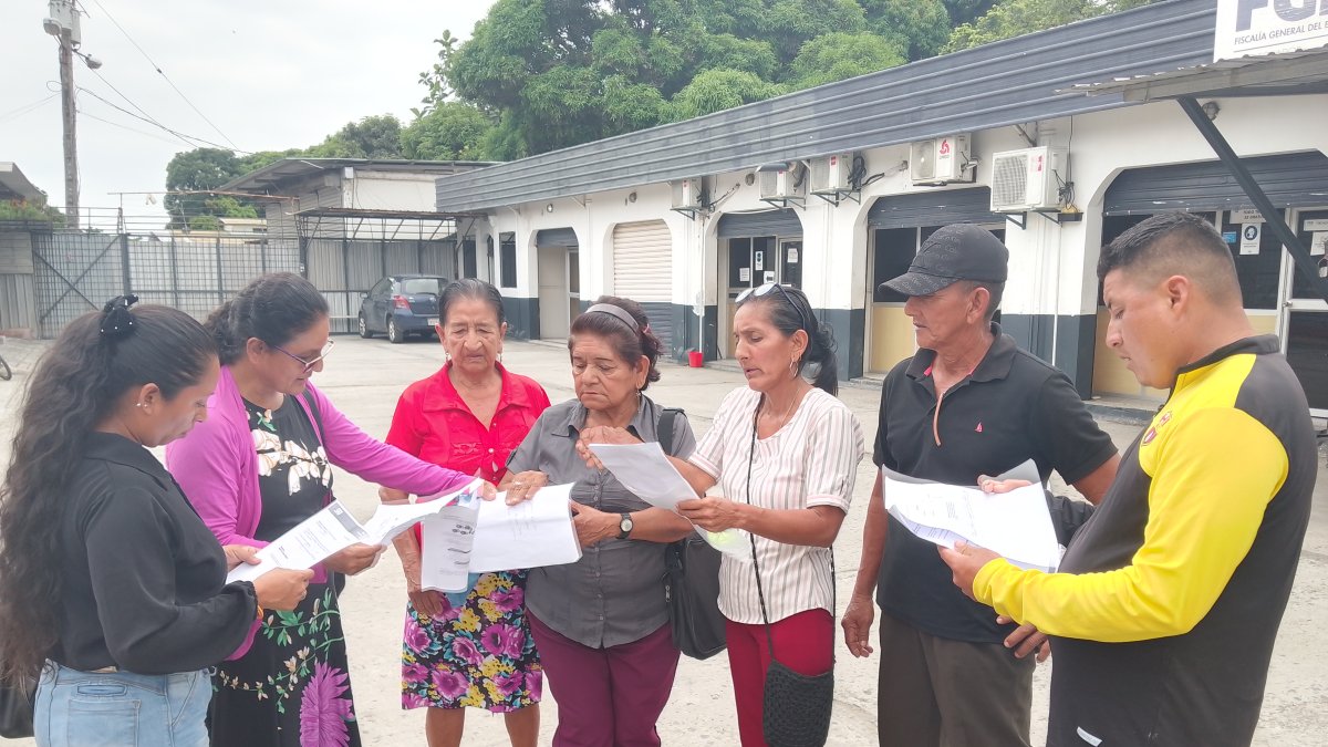 Daule. Algunos de los afectados, tras presentar la denuncia en Fiscalía.