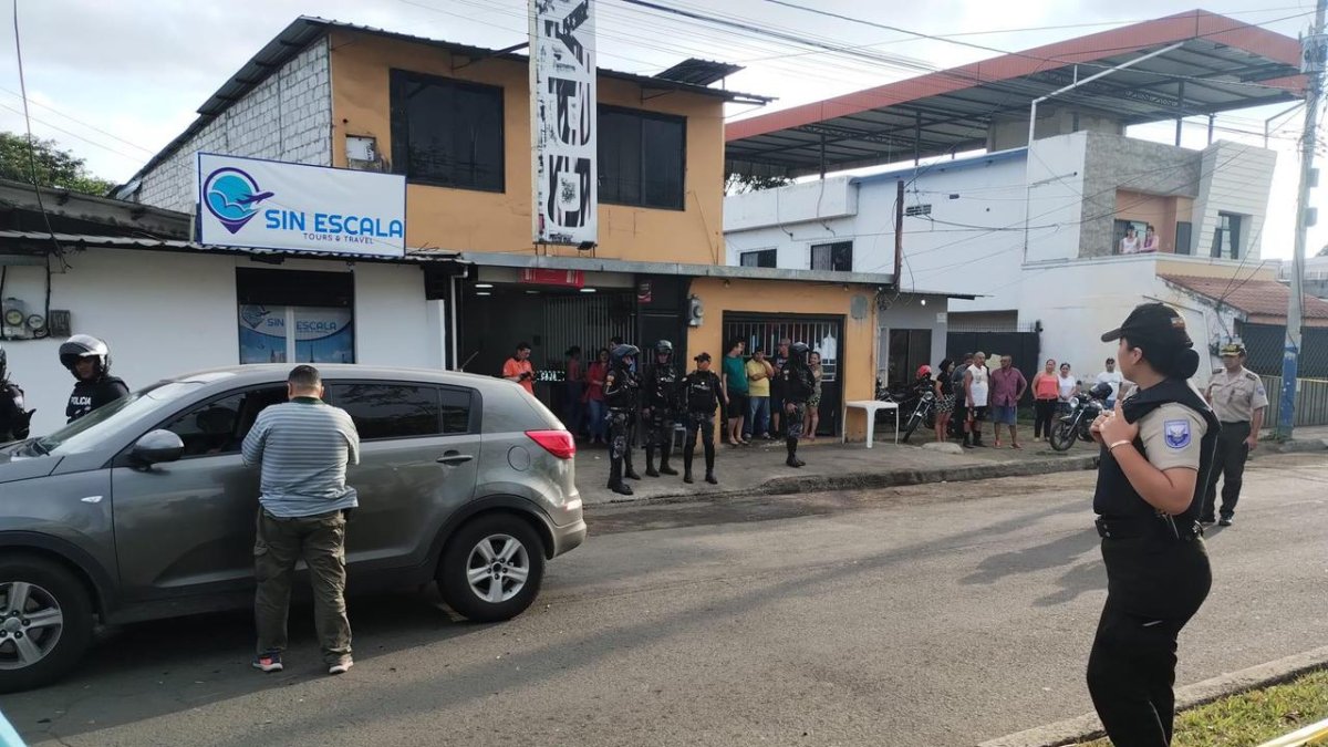 El cuerpo inerte de la funcionario quedó en el interior de su vehículo.