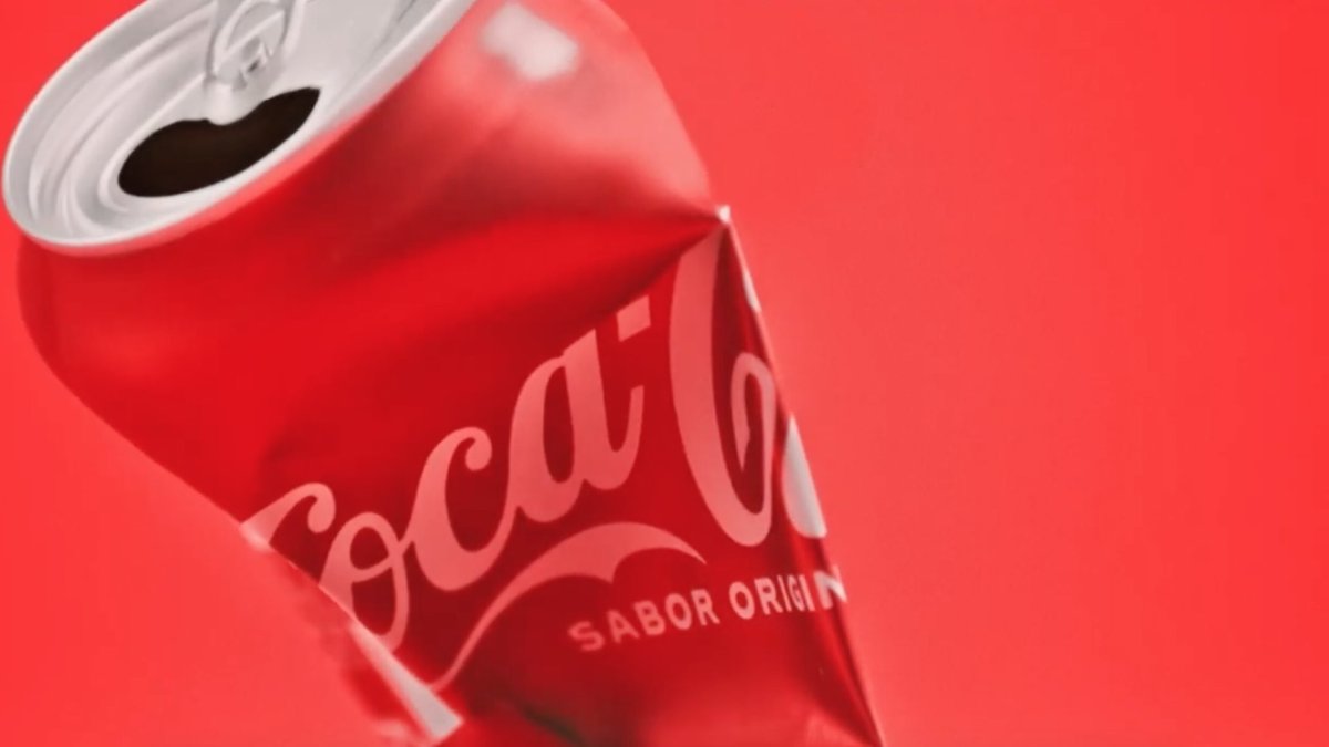 Coca-Cola ha presentando diferentes campañas de marketing a lo largo de su historia que implicado cambiar su logo.