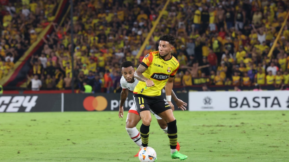 Joao Rojas sufrió la fractura del peroné de su pierna derecha.