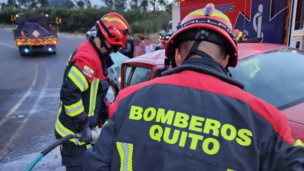 Los Bomberos usaron herramientas para rescatar a la persona atrapada, tras el siniestro en la vía Papallacta.