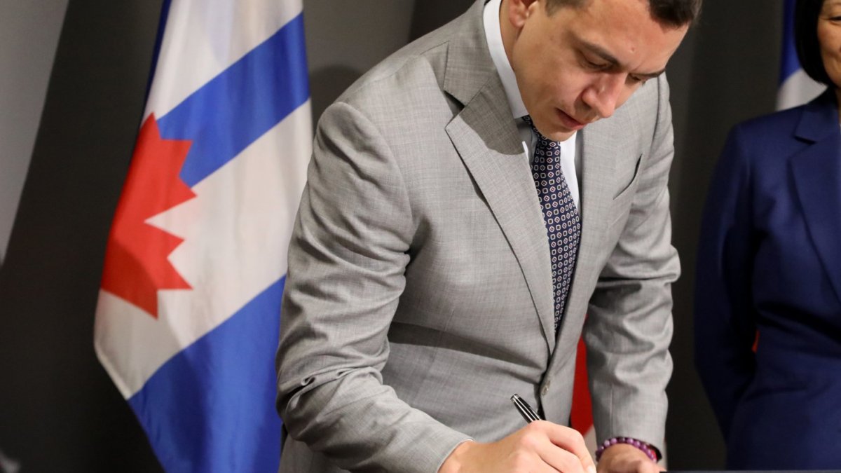 Daniel Noboa firmó el Decreto 273, donde cesa a Alan Sierra y encarga la UAFE a José Neira Hanze.