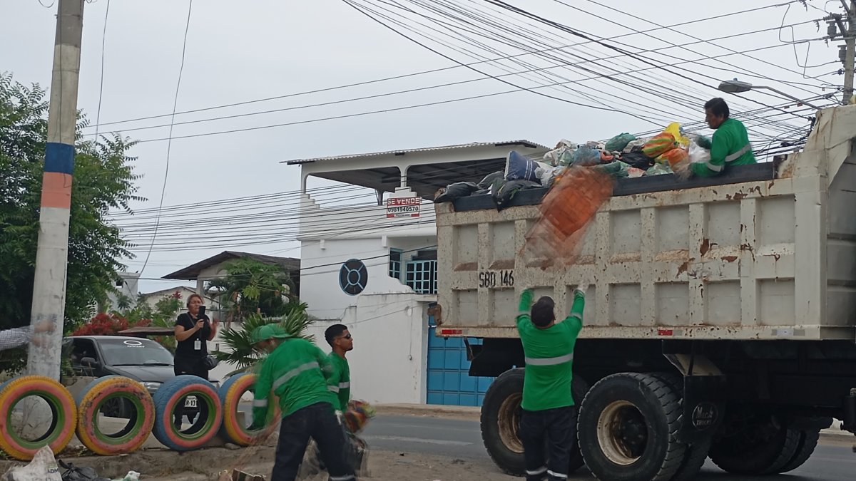 Personal de la Prefectura empezó a recoger los desechos este 18 de mayo.