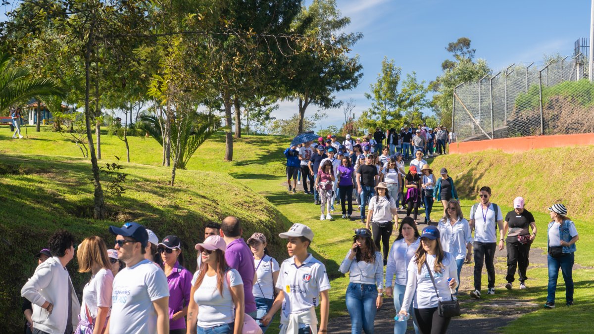 Decenas de personas participaron de la caminata en el parque Cuscungo.