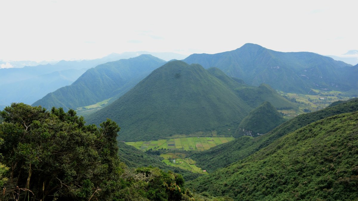 El Pululahua es el único volcán del mundo con producción agrícola en su caldera. Está ubicado a tan solo diecisiete kilómetros de la ciudad de Quito.