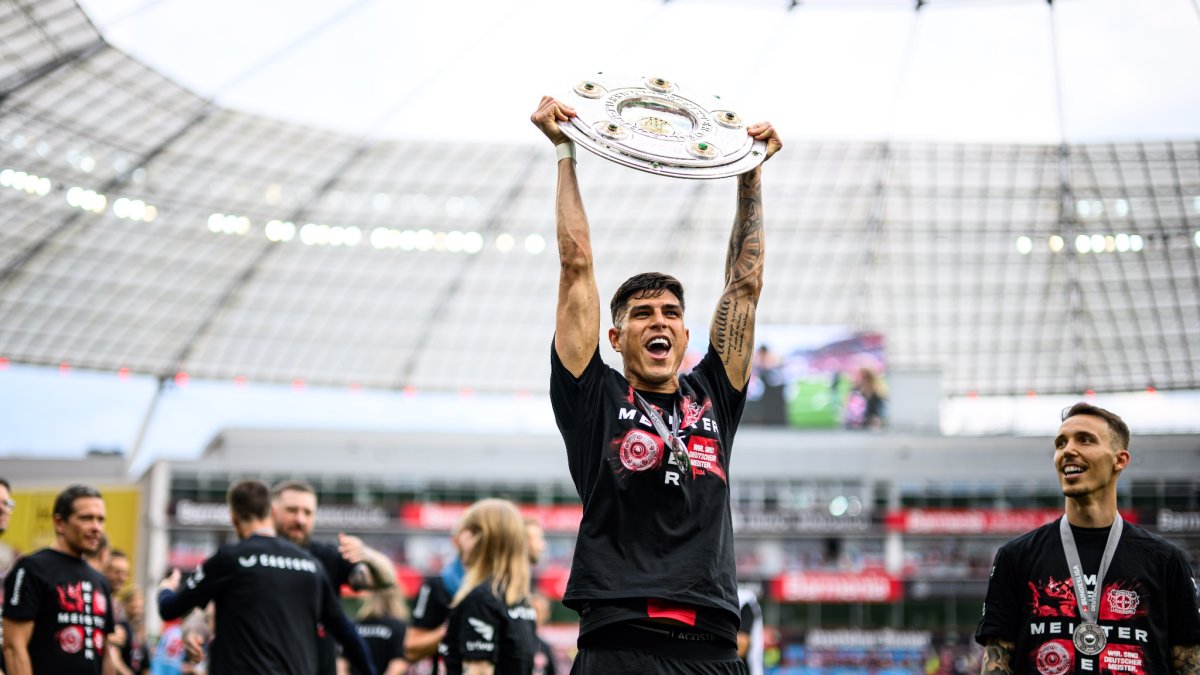 Piero Hincapié levantó el título de la Bundesliga de Alemania.