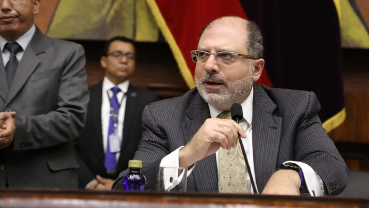 El presidente de la Asamblea, Henry Kronfle, dijo que ha faltado 17 veces en el Legislativo.