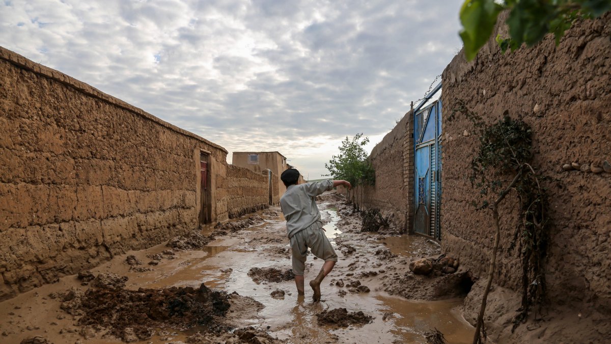 Un hombre examina las casas dañadas tras las inundaciones en la aldea de Shahrak Muhajireen en Baghlan, Afganistán.