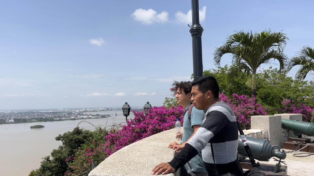 Balcón. Al subir hasta el faro del cerro Santa Ana, un imperdible es asomarse y ver el río Guayas. Los visitantes sugieren que se implementen estructuras para que den sombra.