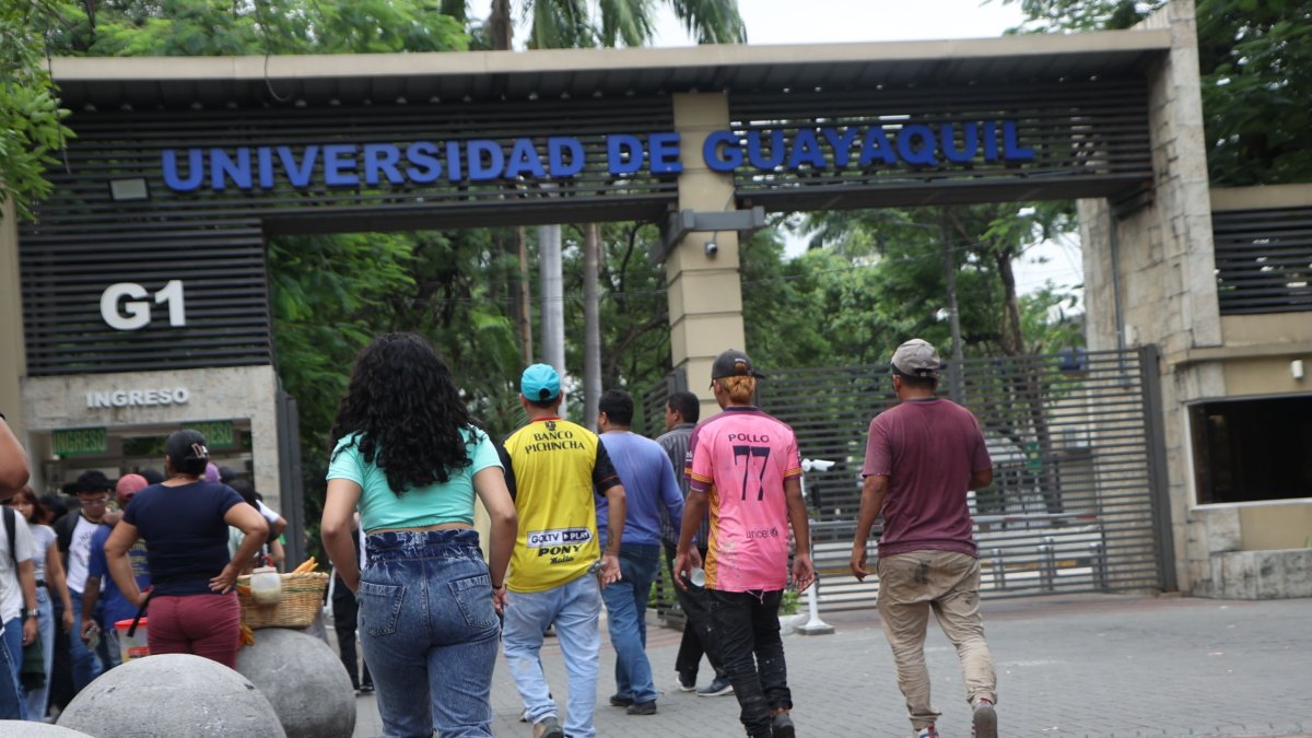 Referencial. Aspirantes y estudiantes de la Universidad de Guayaquil, en los exteriores de una de las puertas de ingreso de la institución.
