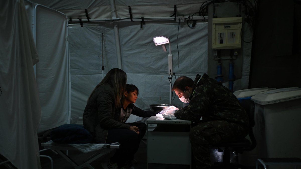 Médicos del Ejército brasileño atienden a pacientes en un hospital de campaña del municipio de Sao Leopoldo, estado de Rio Grande do Sul.