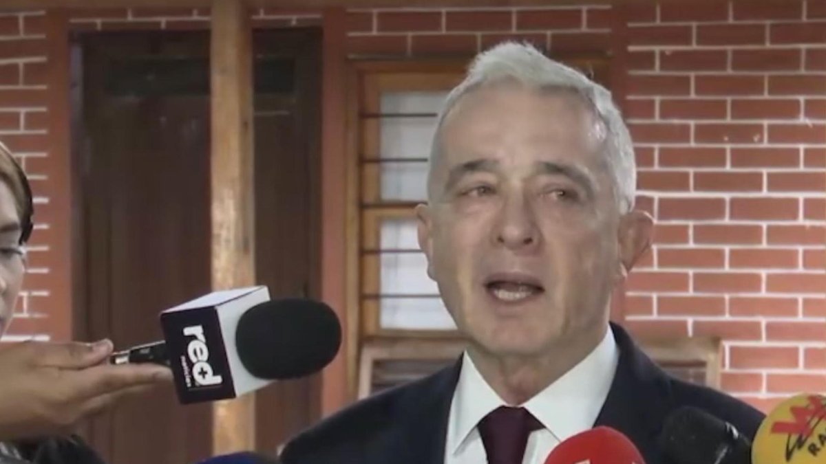 El expresidente colombiano, Álvaro Uribe, durante una rueda de prensa este viernes 17 de mayo en Bogotá (Colombia).