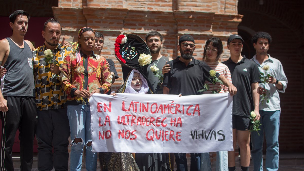 Unión. Los artistas convivieron por seis días en el pabellón donde se realiza la exhibición, que se extenderá hasta agosto próximo.