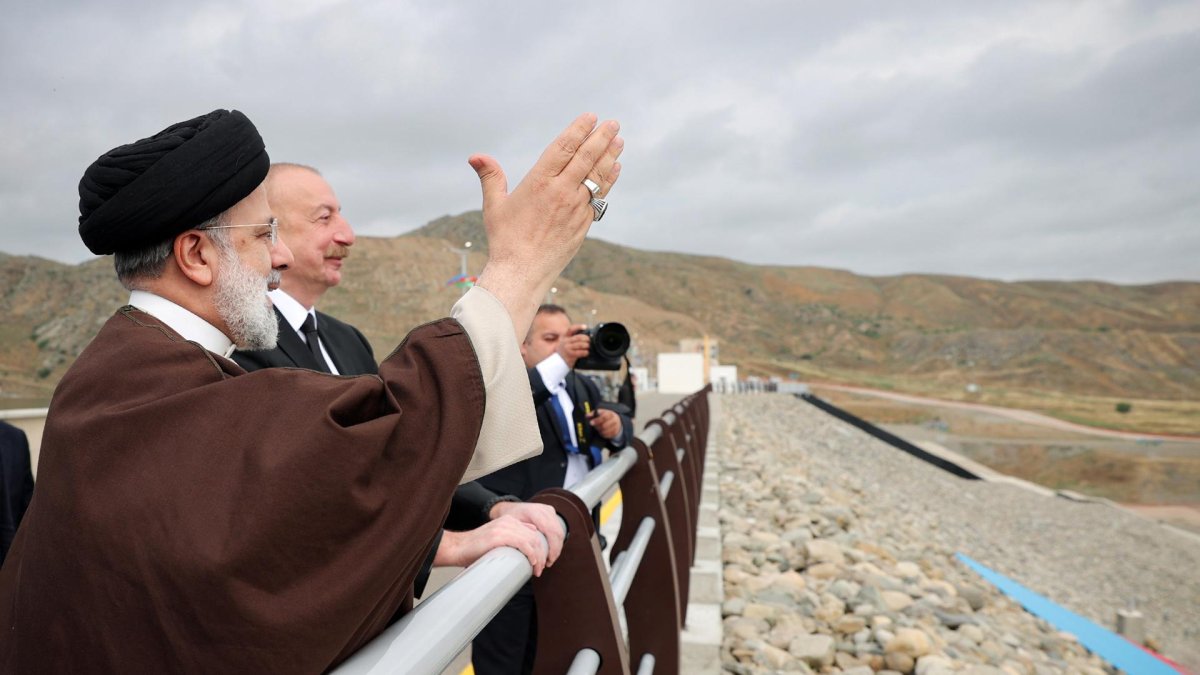 El presidente de Irán, Ebrahim Raisi (con la mano levantada), este domingo 17 de mayo, en la inauguración de una presa en la frontera de esa país con Azerbaiyán.