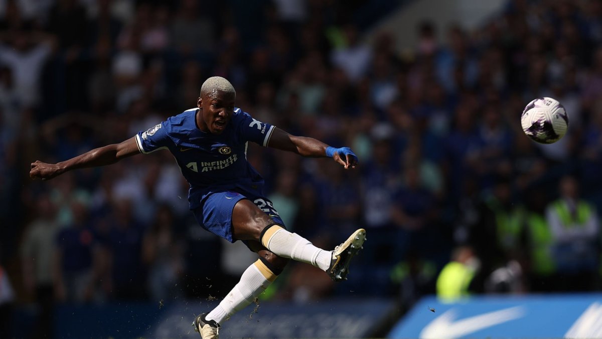 Moisés Caicedo remata desde la mitad del campo de juego.