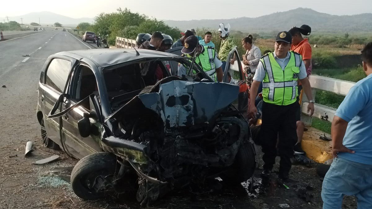 Las cinco víctimas viajaban a bordo del auto, cuando se estrelló en la vía Santa Elena - Guayaquil.