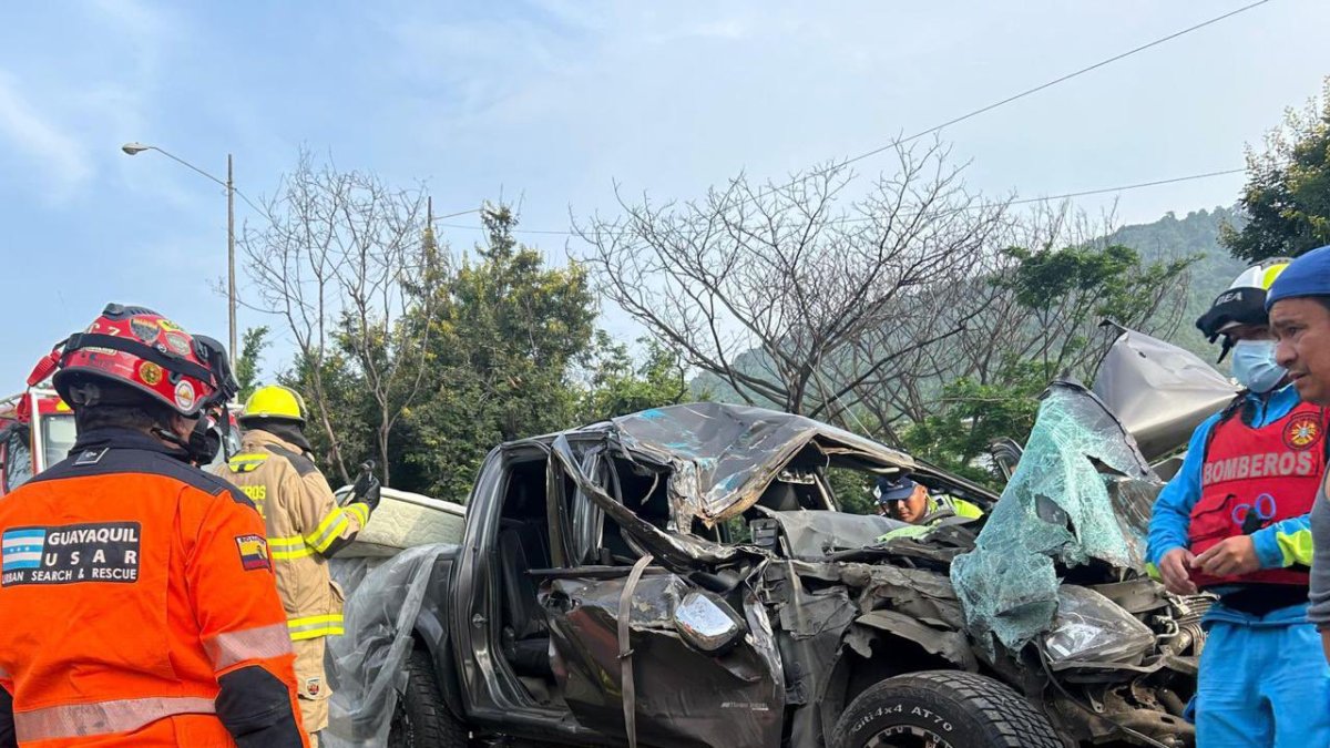 La parte delantera del carro quedó destruida, mientras que el bus no presentó mayor afectación.