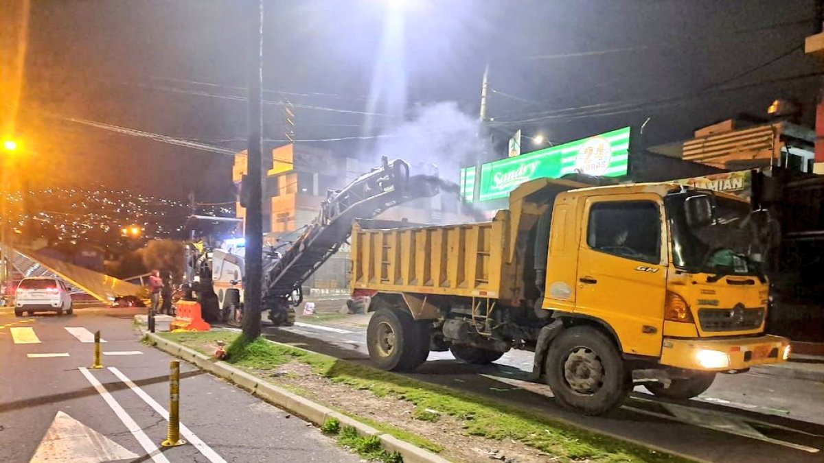 En la vía del sur se realizan trabajos de reparación en la calzada.