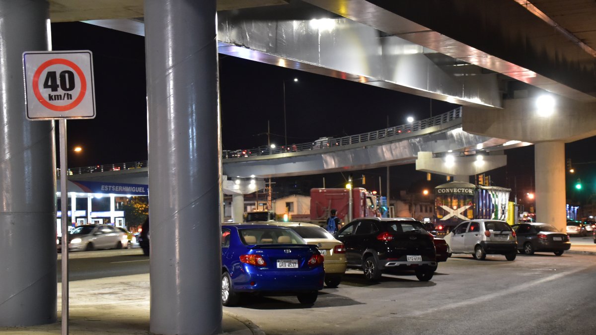 Comerciantes informales se habrían colocado debajo del puente.