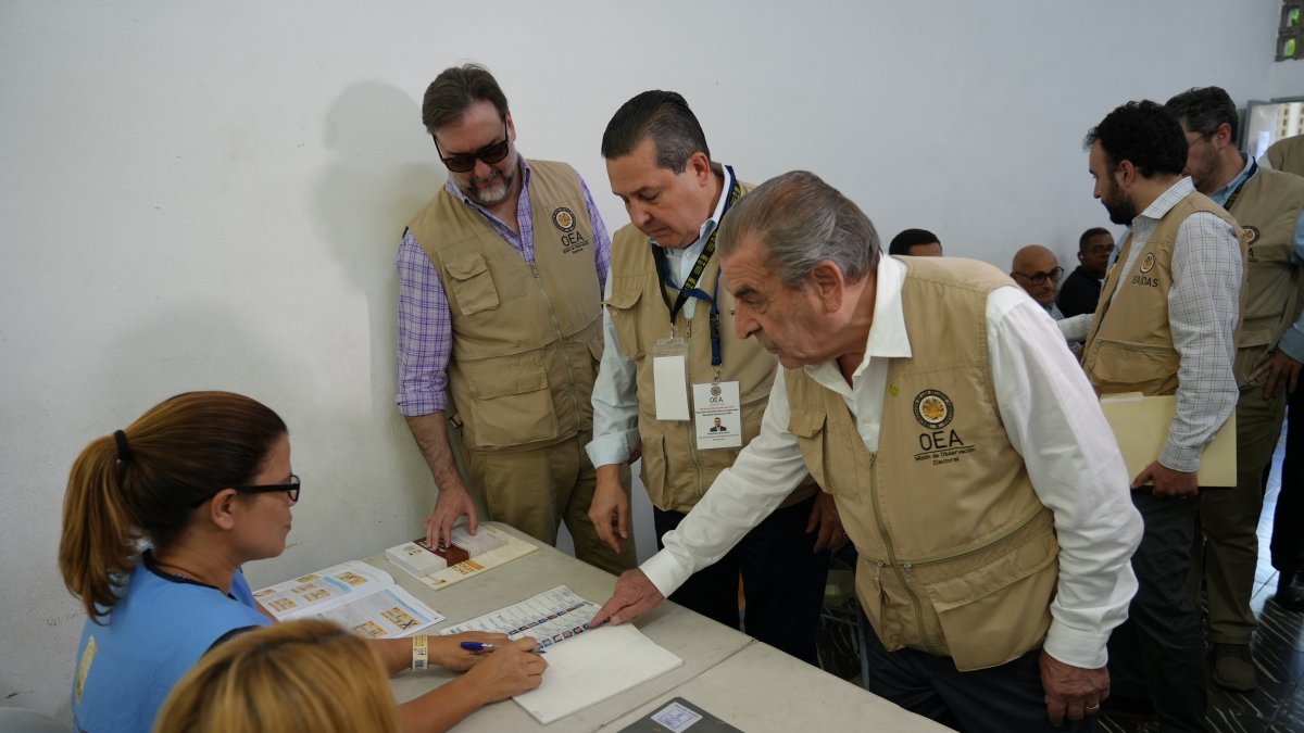 Observadores de la Organización de Estados Americanos (OEA), en un centro de votación este domingo en Santo Domingo (República Dominicana).