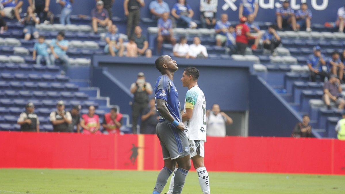 Jaime ‘La Yoya’ Ayoví se lamenta tras errar su tiro penalti que habría sido el 1-0 a favor de Emelec.