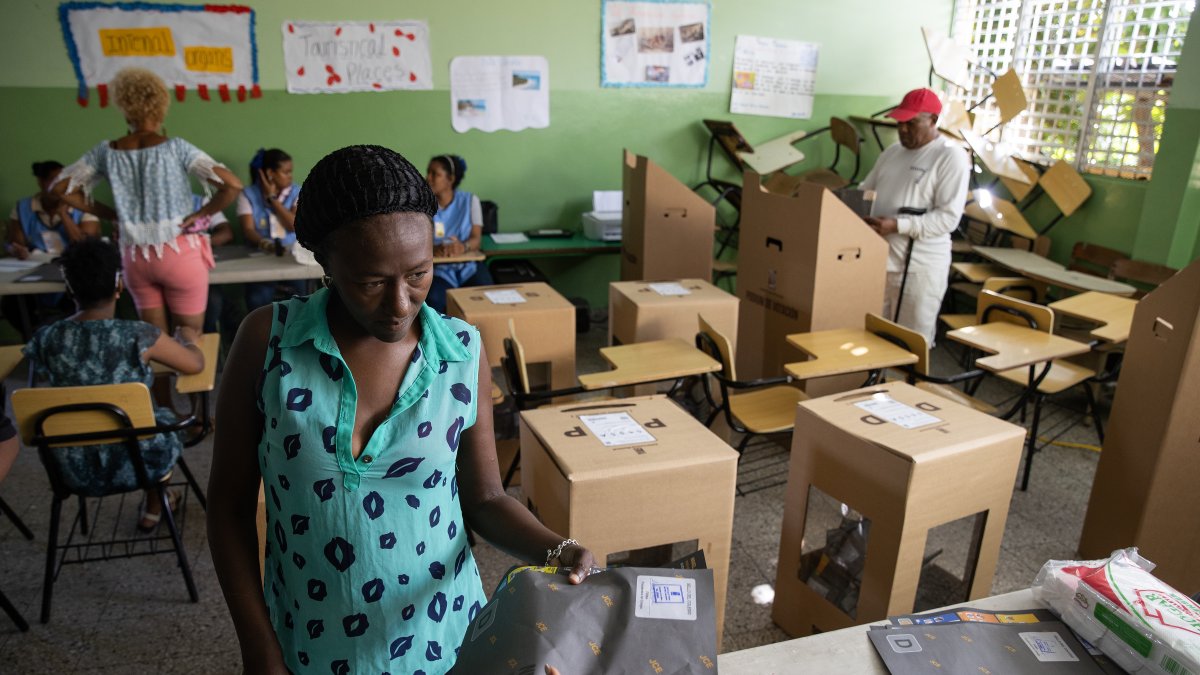 Personas participan de la jornada electoral, donde los dominicanos elegirán al presidente de la República.