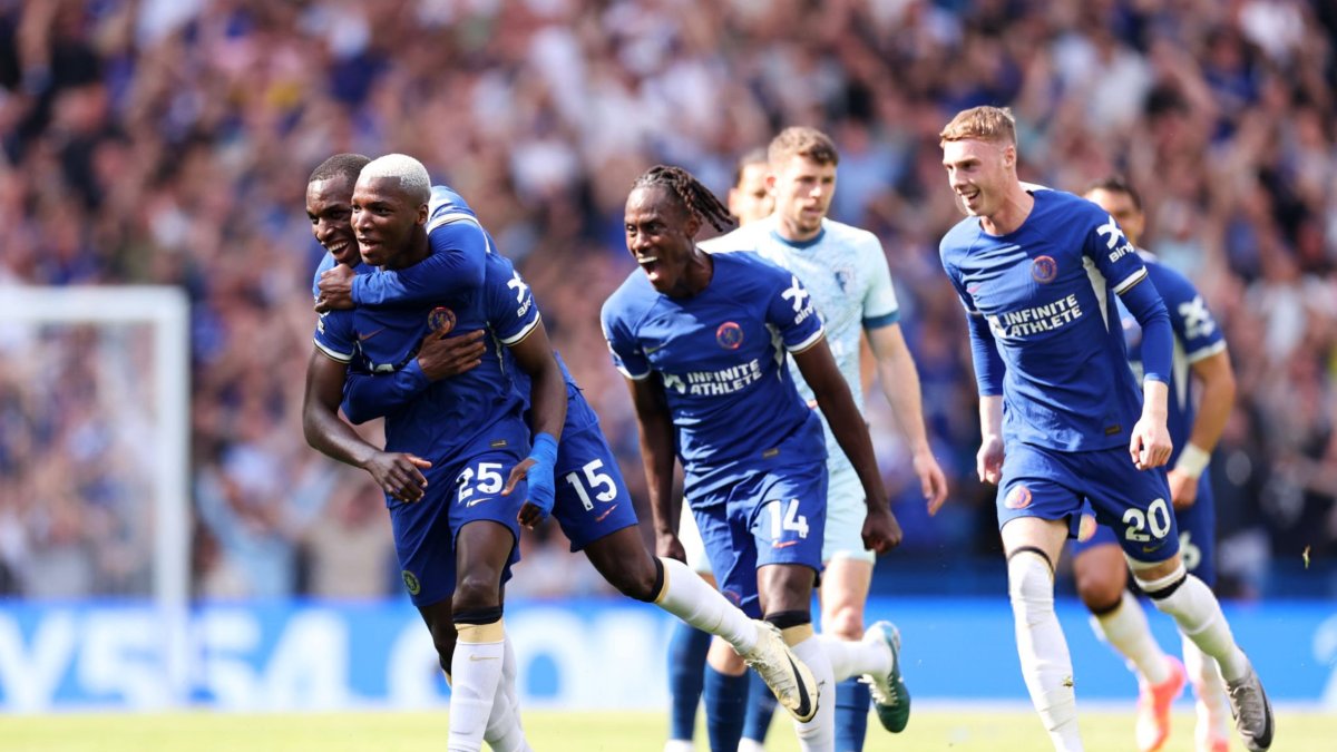Moisés Caicedo celebra su golazo con sus compañeros de equipo.