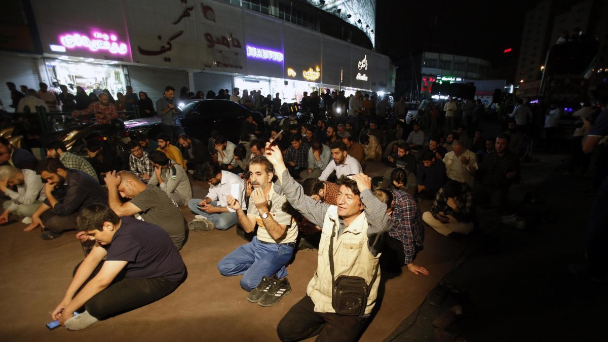 Ciudadanos iraníes rezaron en una plaza de Teherán mientras esperaban noticias del presidente.