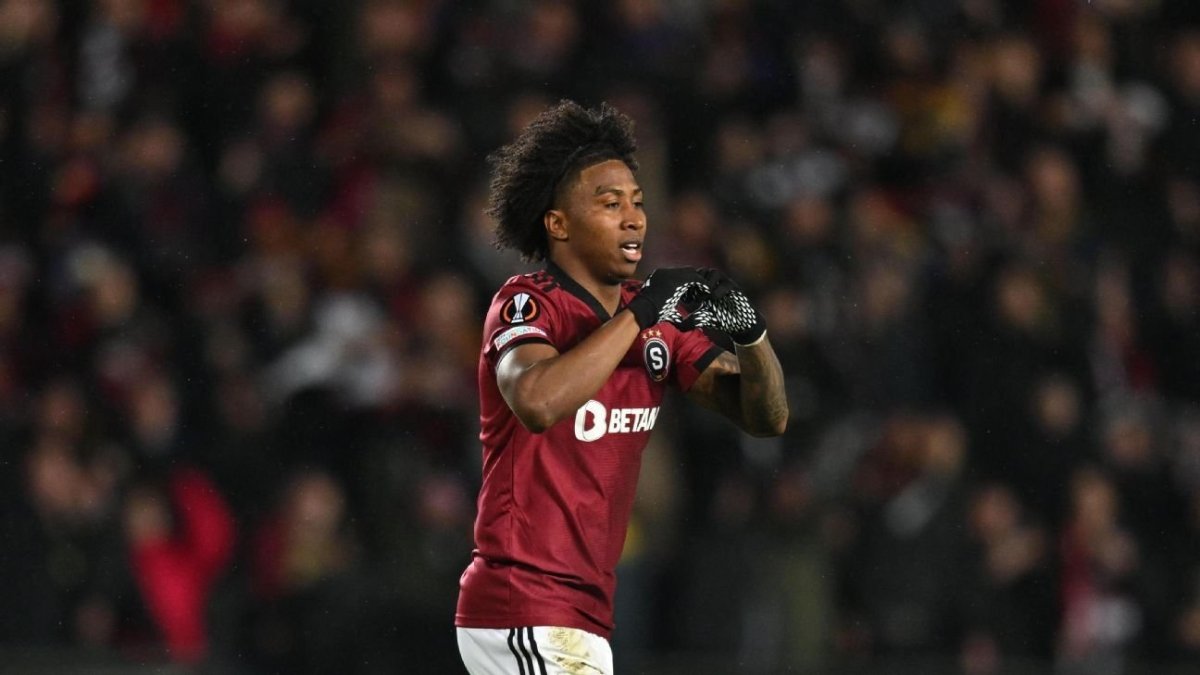 Ángelo Preciado se ganó el cariño de los hinchas de Sparta Praga con buenas actuaciones.