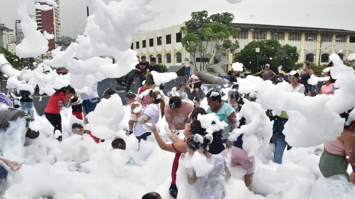 Hecho. Una fiesta con espuma fue la atracción principal de los niños.