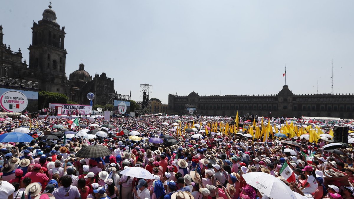Miles de ciudadanos y organizaciones de oposición se manifestaron este domingo 19 de mayo en el Zócalo, en Ciudad de México.