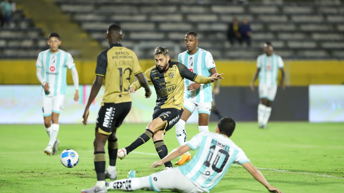 El ídolo del Astillero se adueñó del balón y arrimó a los locales contra su portería.