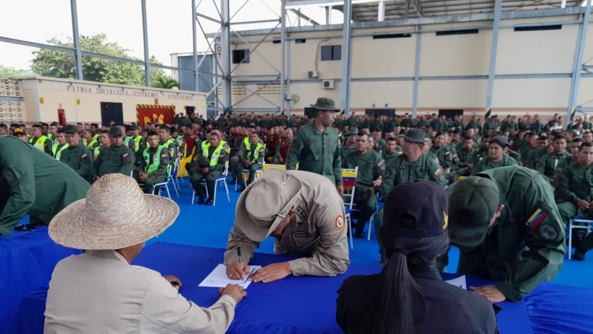 Integrantes de la Milicia, en una concentración para rechazar las sanciones de Estados Unidos a Venezuela.