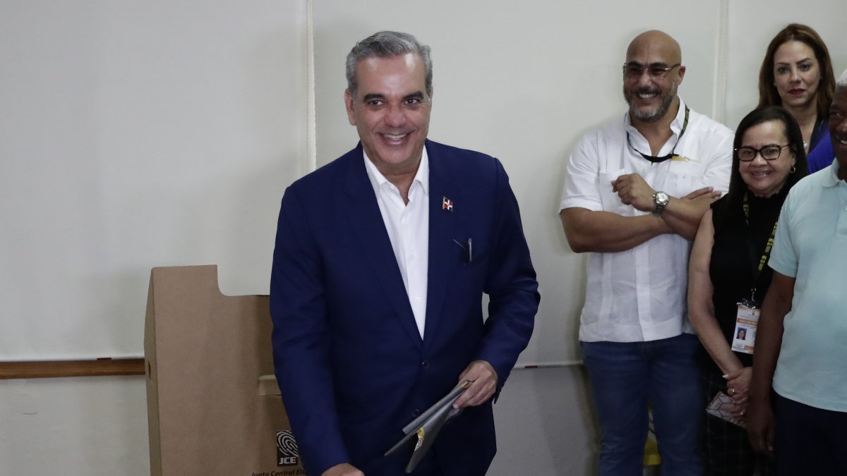 El presidente dominicano y candidato a la reelección, Luis Abinader, vota este 19 de mayo de 2024, en un centro electoral.