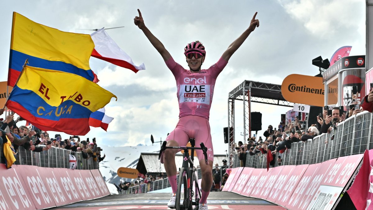 Tadej Pogacar festeja tras ganar su cuarta etapa del Giro. Tiene una ventaja de más de seis minutos sobre sus escoltas.