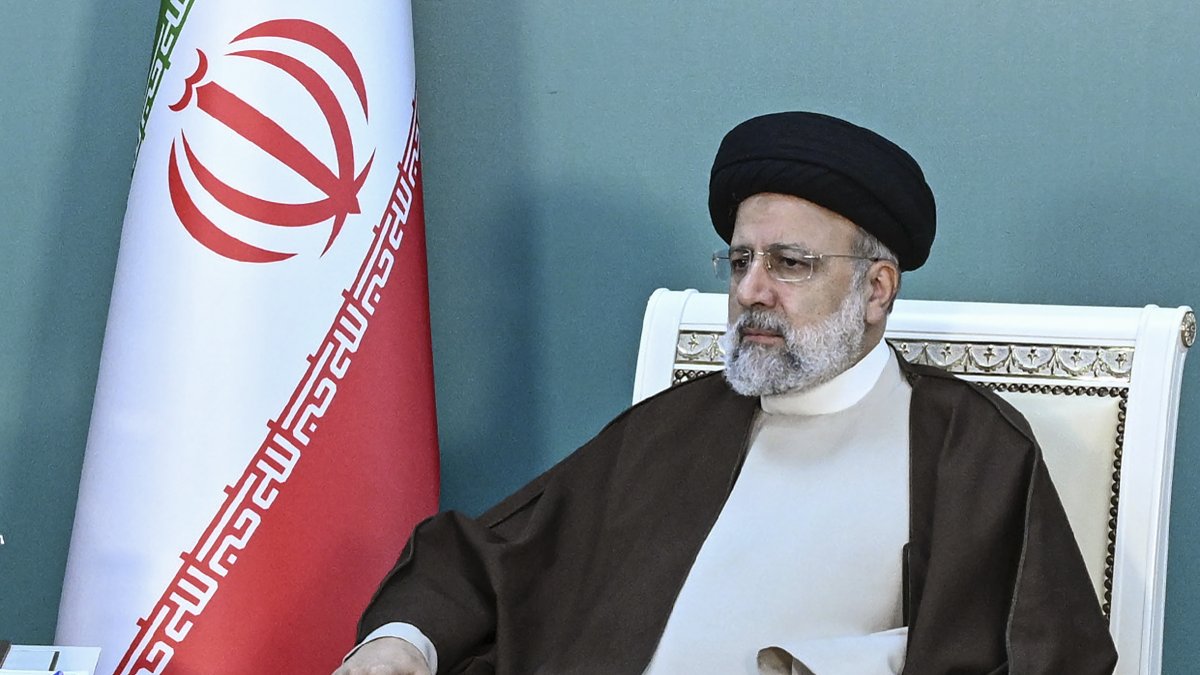 Imagen del fallecido presidente iraní Ibrahim Raisí durante su participación este domingo 19 de mayo en la inauguración de una presa