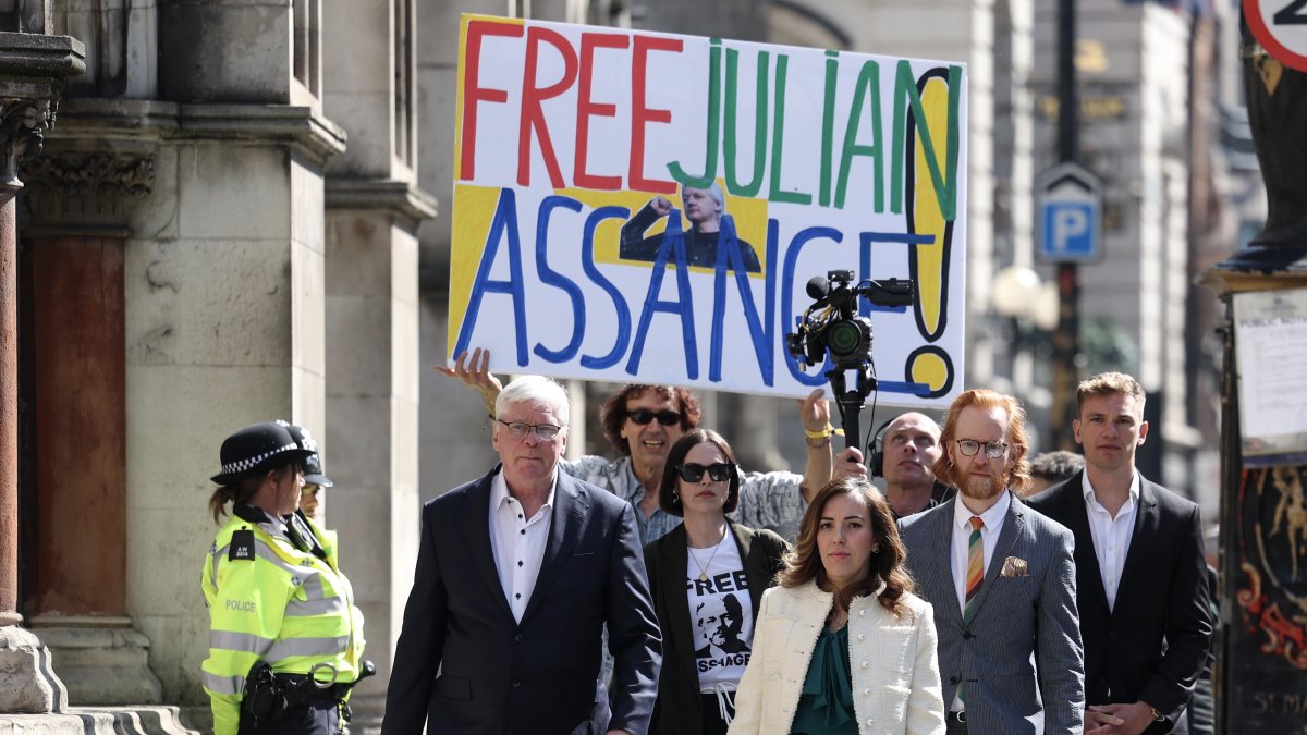 La editora jefe de Wikileaks, Kristinn Hrafnsson y Stella Assange (c.), en el exterior del Tribunal Superior durante la audiencia de apelación de extradición del fundador de WikiLeaks, en Londres.