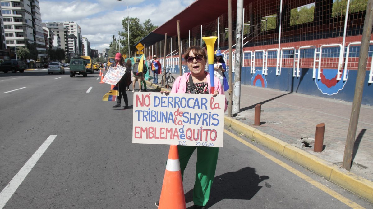 Ciudadanos acudieron con carteles para protestar