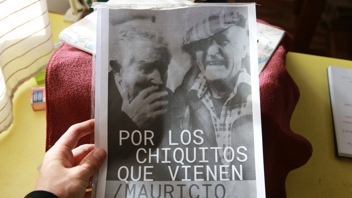 La portada de un libro en la que aparecen el expresidente uruguayo José Mujica (i) y el escritor uruguayo Mauricio Rosencof