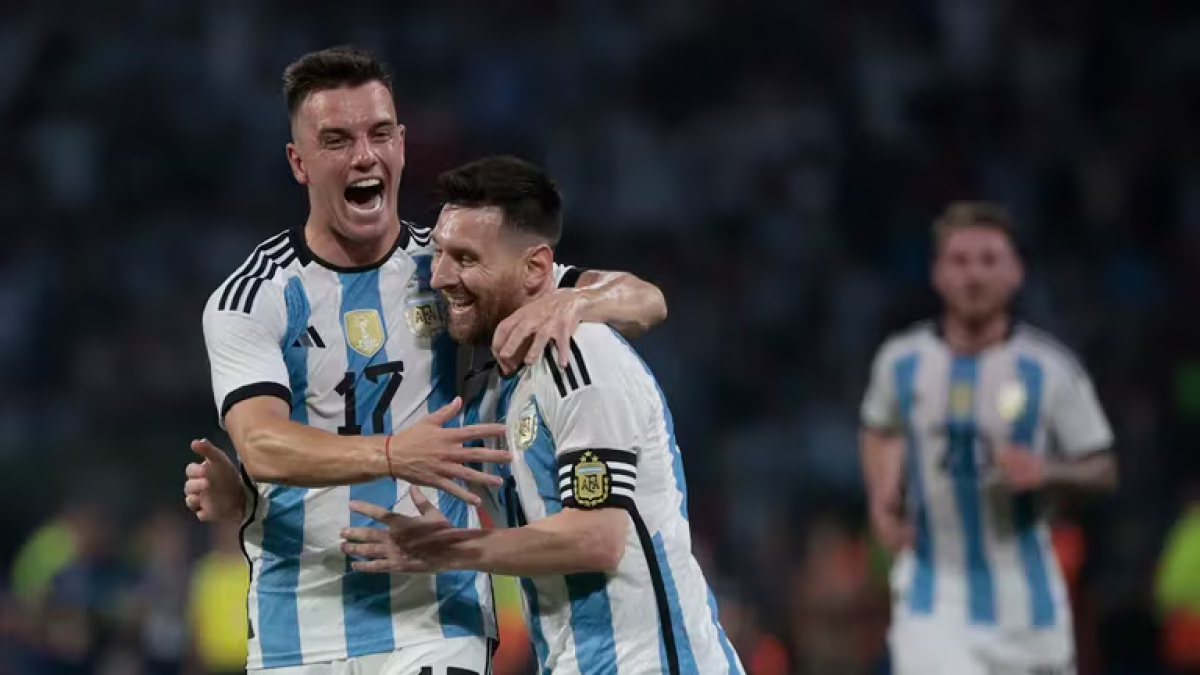 Lionel Messi (d) vuelve a la lista de convocados de Argentina para los amistosos